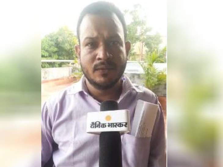 जब पुलिसकर्मी घर पहुंचा, तो धनवंती शर्मा का बेटा रवि समन देखकर हैरान रह गया। उसने पुलिसकर्मी को मां का डेथ सर्टिफिकेट दिखाया।