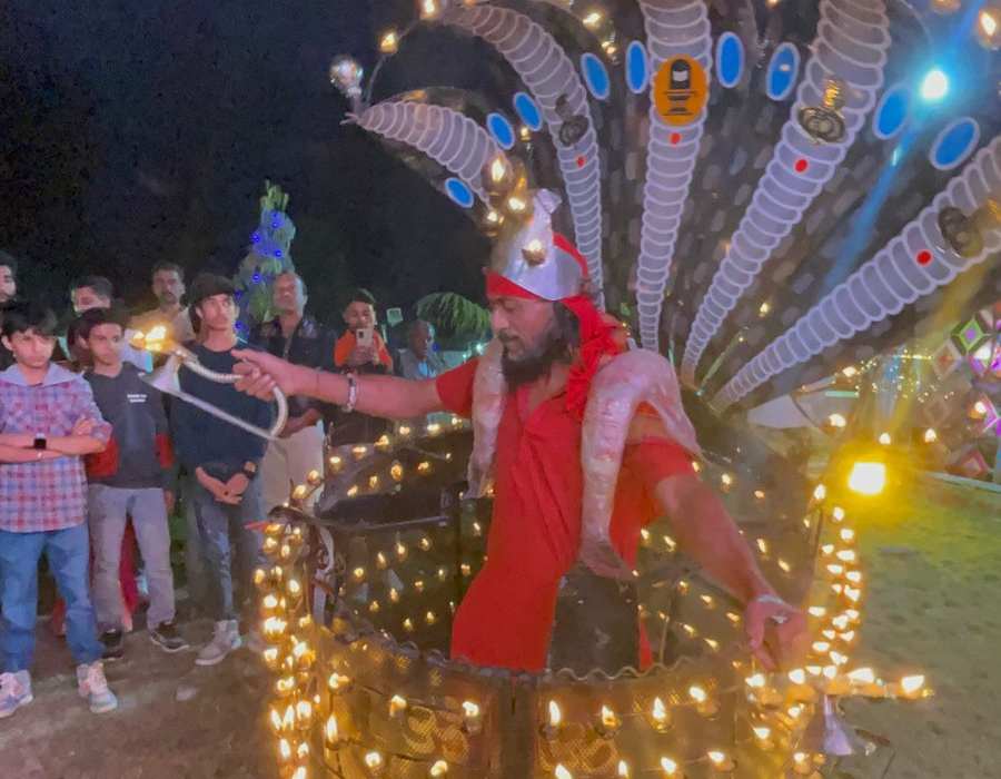 इस आयोजन में आरती के लिए विशेष रूप से गांधीनगर गुजरात के पिंटू भाई को बुलाया गया था। उन्होंने 551 दीपक के साथ शेष नाग आरती की।