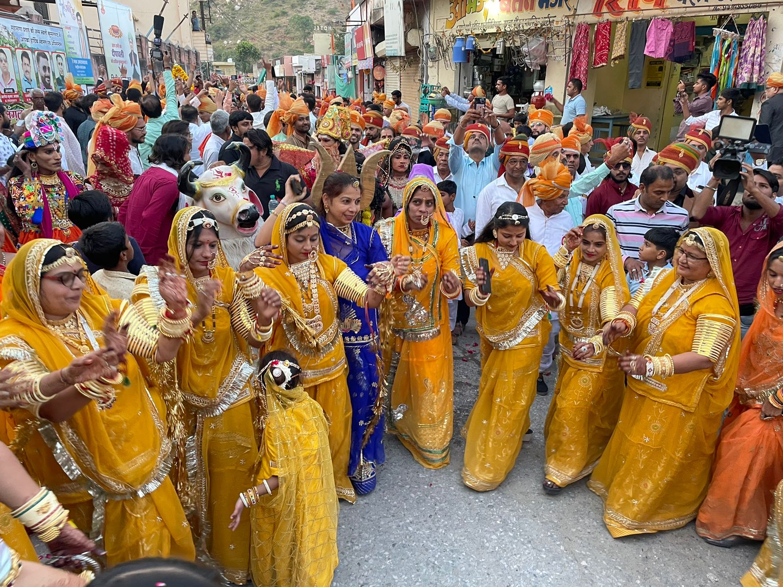 ठाकुर जी के शाही लवाजमें के दौरान महिलाएं थीम बेस्ड परिधानों और पुरुष साफा पहने नाचते हुए नजर आए।