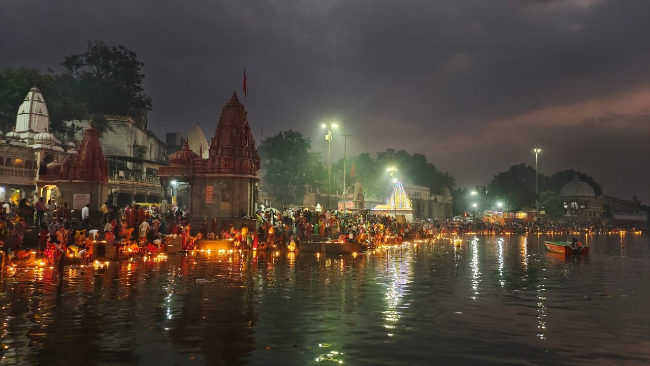 रात में शिप्रा नदी के तट पर हजारों लोगों ने दीपदान किया। दीपदान के बाद नदी के रामघाट पर ऐसा अद्भुत नजारा देखने को मिला।