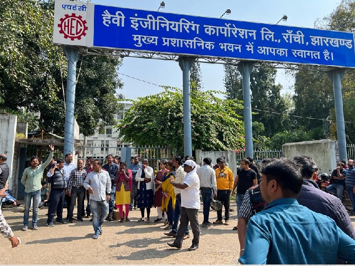 90 प्रतिशत कर्मचारी निकला चुके हैं पीएफ का पैसा - Dainik Bhaskar