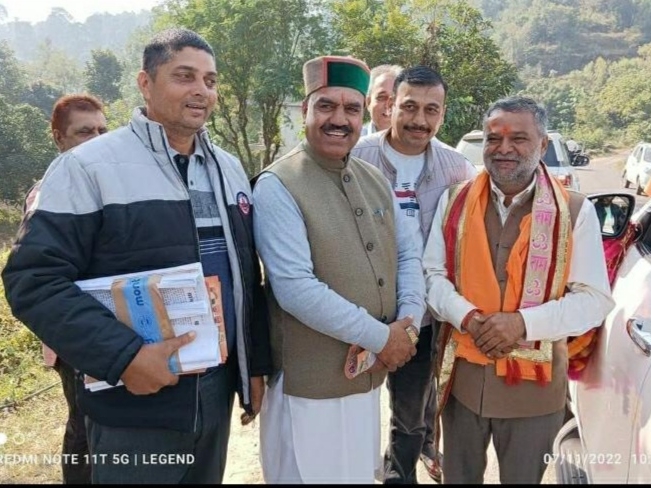 बसर में इत्तेफाकन डिटेक्ट लखन पॉलु और जप के बागी निर्दलीय अधिकारी में शामिल हो गए।