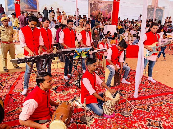 मेला ग्राउंड में जेल के कैदियों द्वारा अलग-अलग गानों पर दी गई अपनी प्रस्तुति।