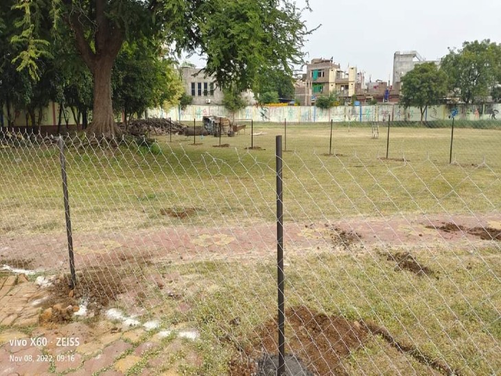 स्कूल के बीच मे स्थित सरकारी जमीन पर बाउंड्री करा दी गयी है। - Dainik Bhaskar