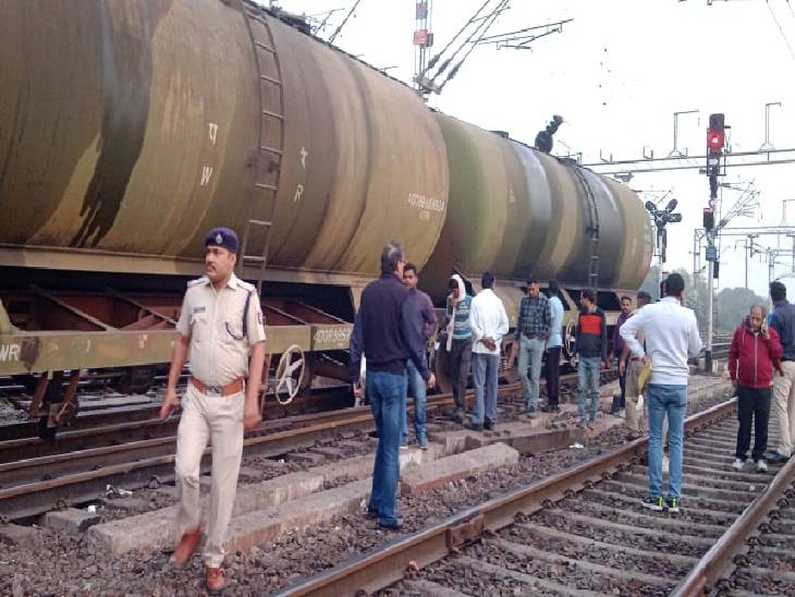 मालगाड़ी के पटरी से उतरने पर रेलवे अधिकारी और आरपीएफ मौके पर पहुंच गया।