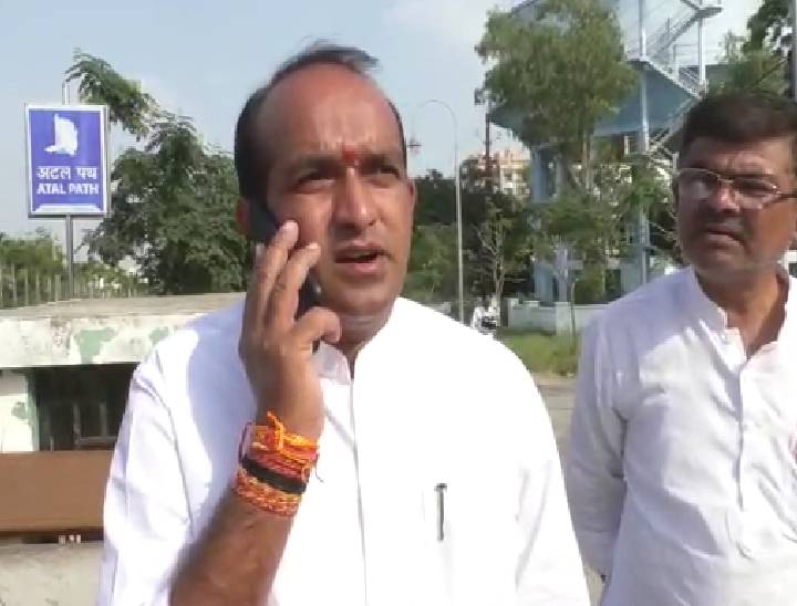 अटल पथ का निरीक्षण करने के दौरान टीटी नगर थाना टीआई को कॉल करके एफआईआर दर्ज करने की बात कहते निगम अध्यक्ष किशन सूर्यवंशी।