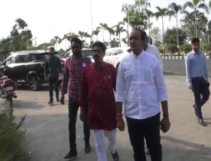 तोड़फोड़ के मामले में अटल पथ का निरीक्षण करते निगम अध्यक्ष किशन सूर्यवंशी, एमआईसी मेंबर जगदीश यादव एवं अन्य।
