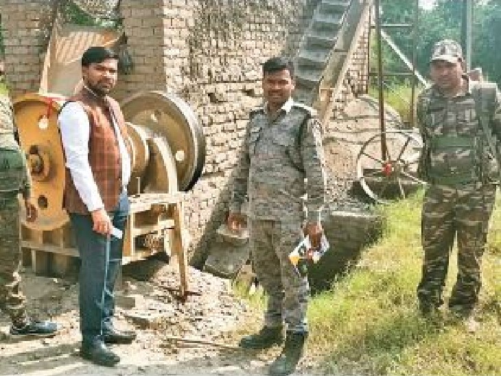क्रशर को सील करते डीएमओ व पुलिस । - Dainik Bhaskar
