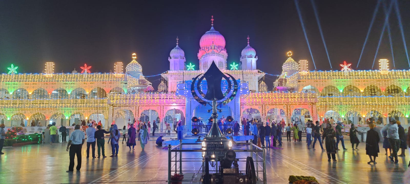 कीर्तन दरबार में गुरु वाणी से संगत हुई निहाल, रात आठ बजे गुरु का ताल पर होगी आतिशबाजी | In the Kirtan court, the accompaniment of Guru Vani was done, fireworks will