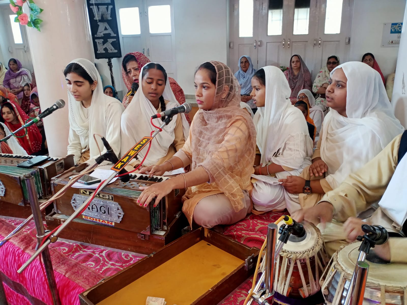 शबद कीर्तन करती युवतियां।