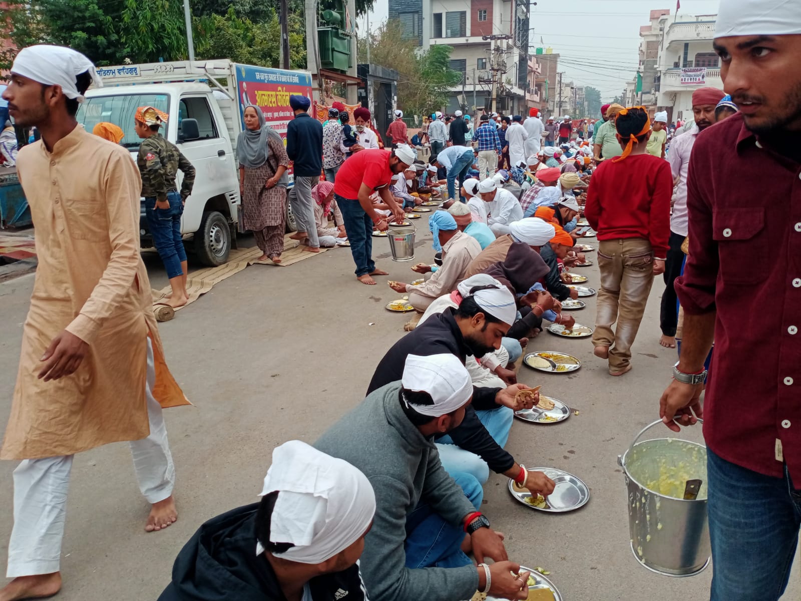 लंगर में प्रसादा छकते लोग।