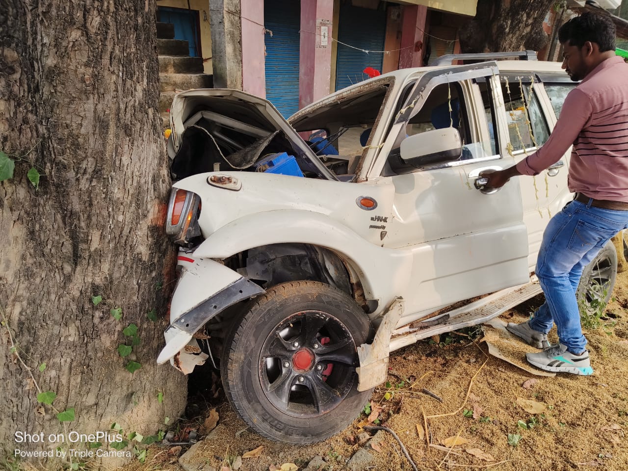 The car collided with the tree to save the cyclist, the procession was ...