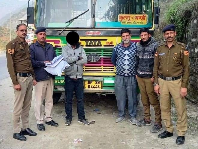 नशा करने वालों के साथ पुलिस की गिरफ्त में। - दैनिक भास्कर