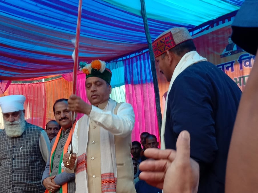 नाचन की गोहर पंचायत में जनसभा के निदेशक जयराम ठाकुर को तीर और युवा खिलाड़ी। - दैनिक भास्कर