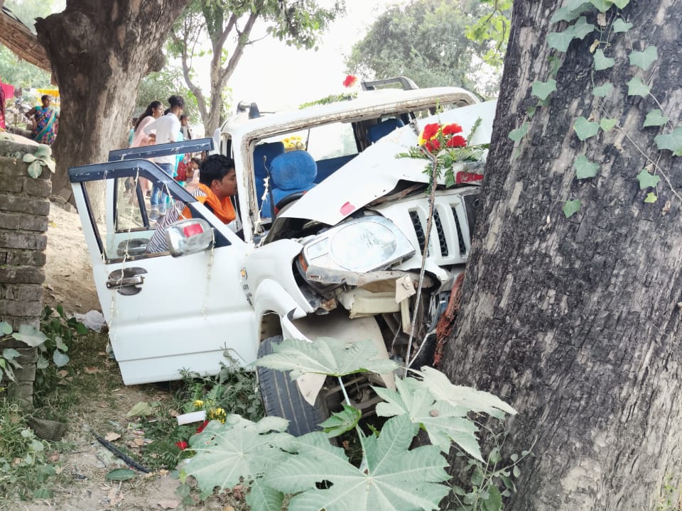 The car collided with the tree to save the cyclist, the procession was ...