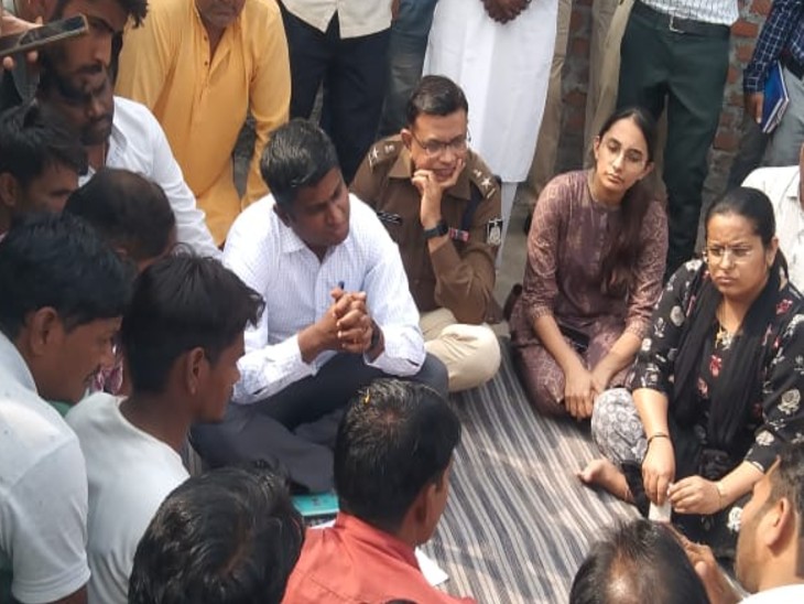 दिव्यांगों से मिलने पहुंचे कलेक्टर।