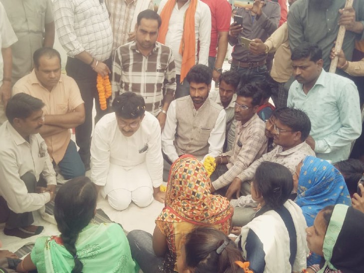 पंचायत मंत्री ने दिव्यांगों से मिलकर उनकी समस्याओं के निराकरण का आश्वासन दिया।