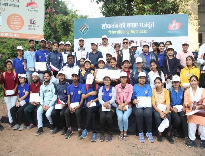 भोपाल में साइकिल रैली निकालने के साथ ही नए मतदाताओं को वोटर लिस्ट में नाम जुड़ने के लिए प्रेरित भी किया गया।