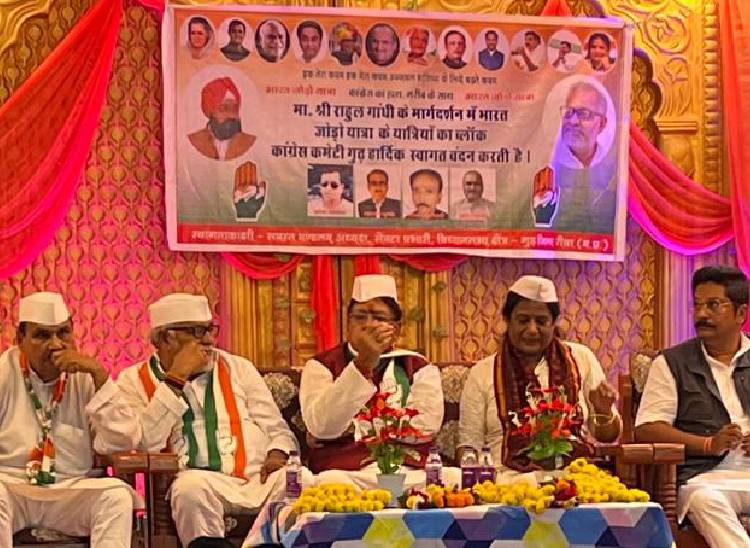 पूर्व मंत्री पीसी शर्मा गुढ़ विधानसभा के भीटी ग्राम में आयोजित गांधी चौपाल में शामिल हुए।
