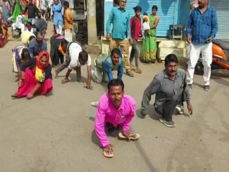 यात्रा में शामिल दिव्यांग। - Dainik Bhaskar