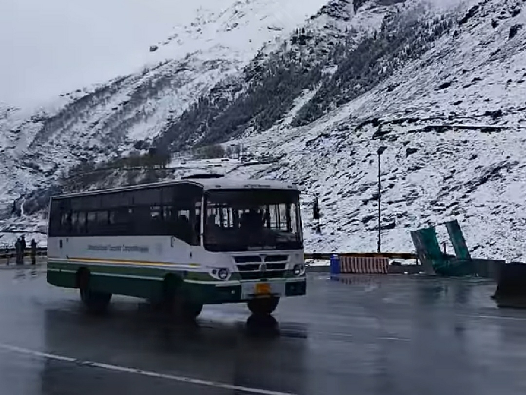 photo of snowfall in himachal; The hills covered the white sheets of ...