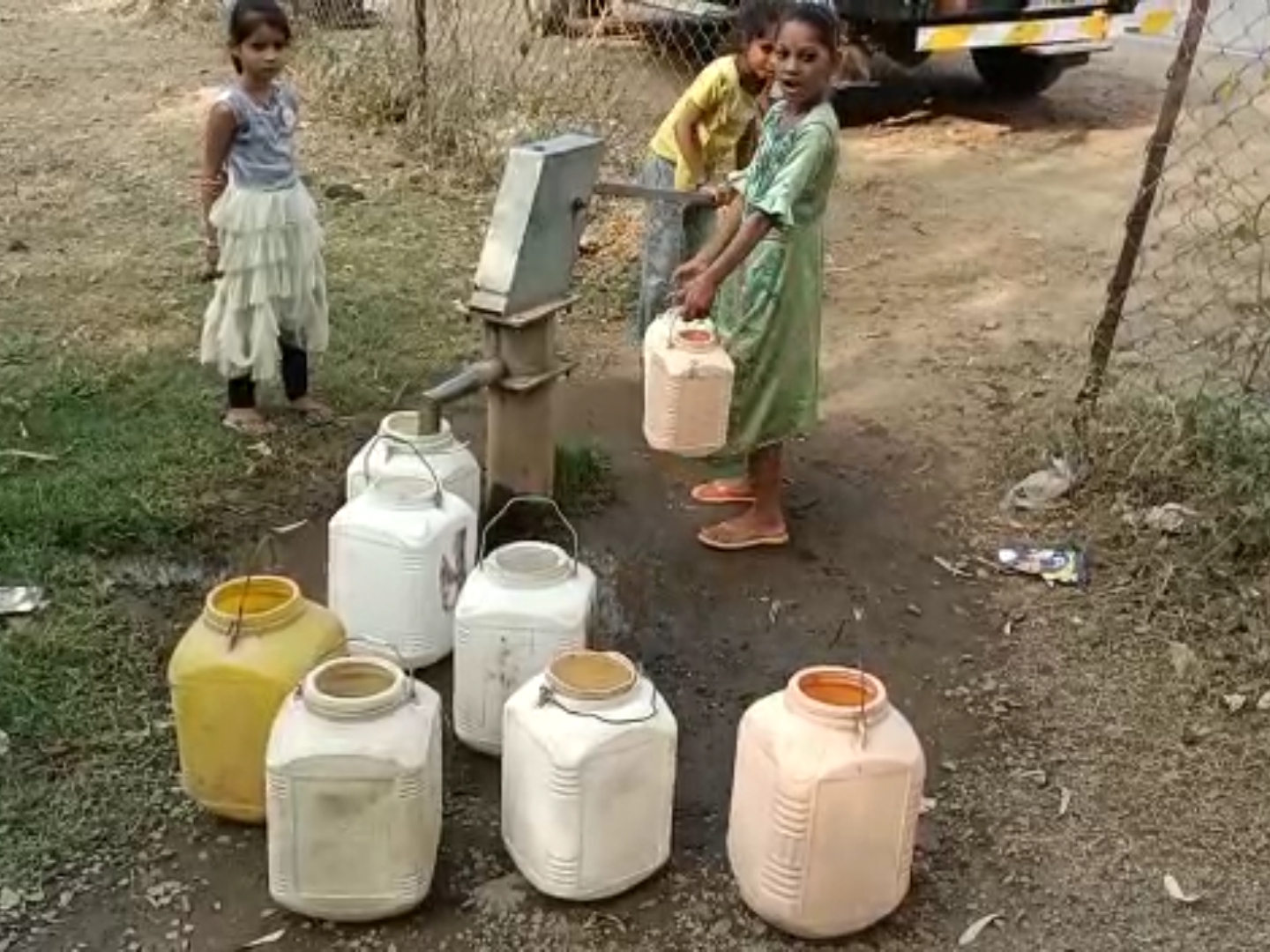 लोगों की पहुंच से दूर हुआ पेयजल, नलों में महीनों से नहीं आ रहा पानी