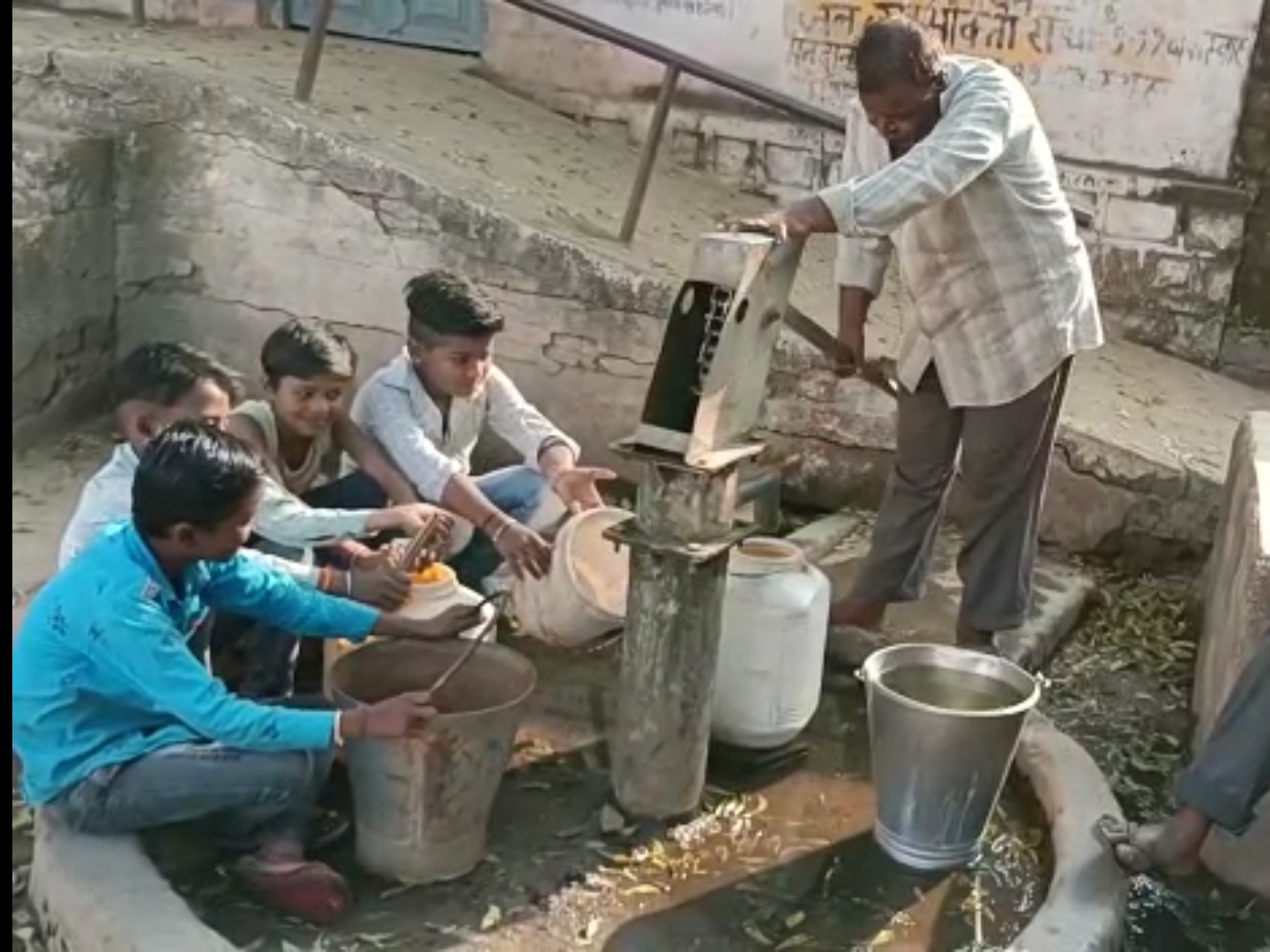 लोगों की पहुंच से दूर हुआ पेयजल, नलों में महीनों से नहीं आ रहा पानी