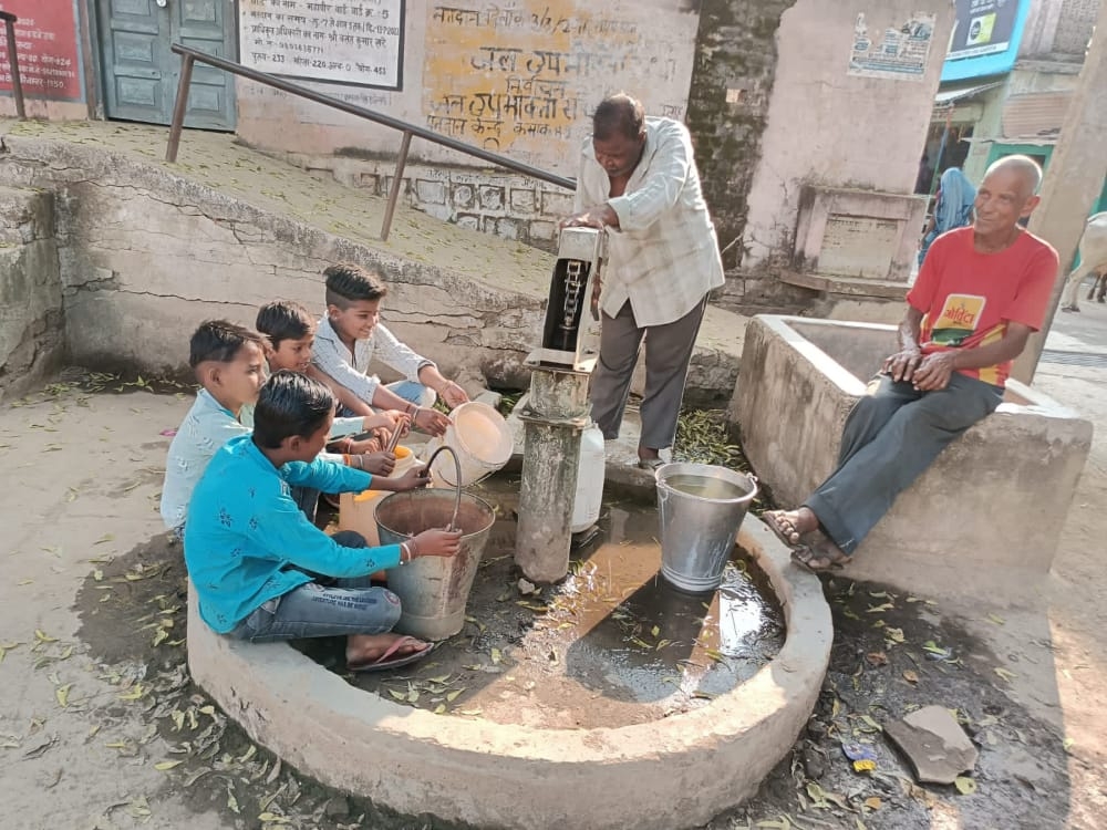 लोगों की पहुंच से दूर हुआ पेयजल, नलों में महीनों से नहीं आ रहा पानी