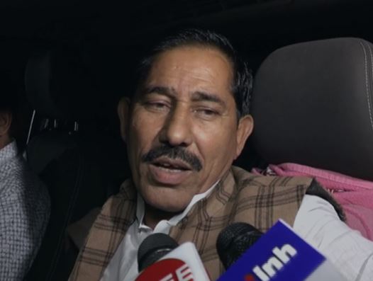 सीएम हाउस में जाने से पहले मंत्री सुरेश धाकड़ ने मीडिया से चर्चा की।