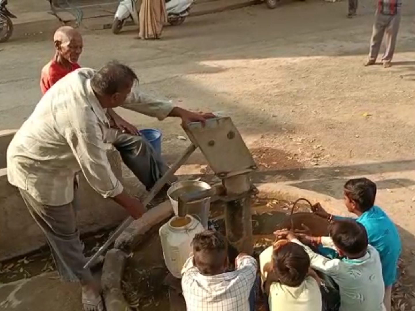 लोगों की पहुंच से दूर हुआ पेयजल, नलों में महीनों से नहीं आ रहा पानी