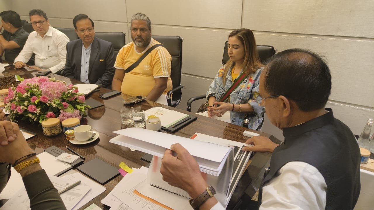 मुंबई में निवेशकों से चर्चा करते सीएम शिवराज सिंह चौहान।
