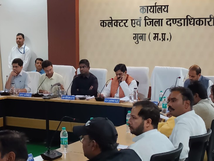 बैठक लेते सांसद केपी यादव। - Dainik Bhaskar