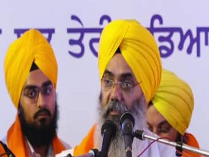 भरी सभा में कीर्तनकार मनप्रीत सिंह ने बटरिंग को लेकर खरी खोटी सुनाई।