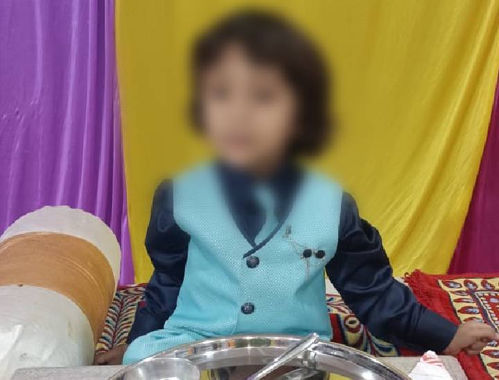 मन्नत के चलते परिवार ने बच्चे के बाल बड़े रखे हैं।