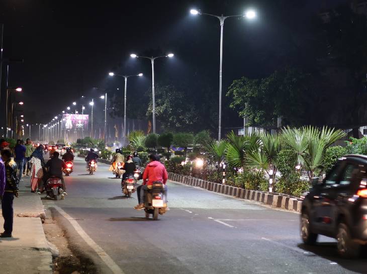 भोपाल की वीआईपी रोड पर लोग सड़क किनारे शाम को गुलाबी ठंड का लुत्फ लेते नजर आ रहे हैं। यहां शाम होते ही लोगों की आवाजाही बढ़ जाती है।