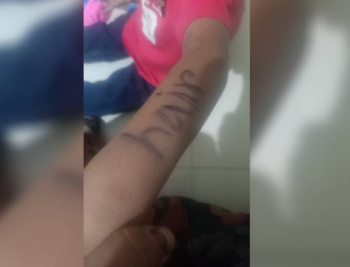 टीचर ने ब्लैक मार्कर से दोनों हाथों पर लिखी बाल कटवाने की हिदायत।