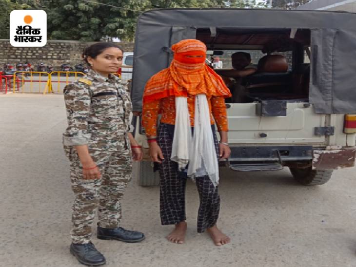 गुड्डा की गिरफ्तारी से 2 दिन पहले ही मुरैना पुलिस ने उसकी भतीजी प्रीति गुर्जर (18) को गिरफ्तार किया था। आरोप है कि प्रीति चाचा गुड्डा को राशन और कारतूस देने जा रही थी। वह रात में अकेली ही पकड़ी गई थी। बाद में पुलिस ने उसके भाई, पिता और मौसा को भी अरेस्ट कर लिया था।