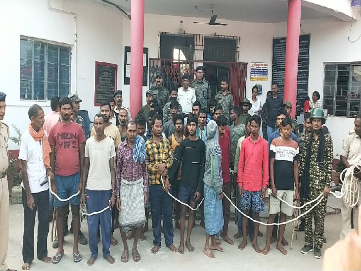 सदर थाना में गिरफ्तार उपद्रवी। - Dainik Bhaskar
