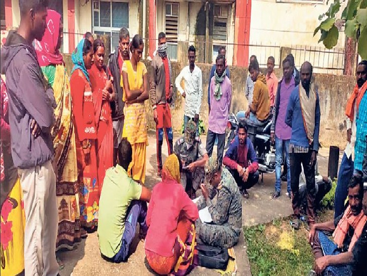 पुलिस को घटना की जानकारी देते परिजन। - Dainik Bhaskar