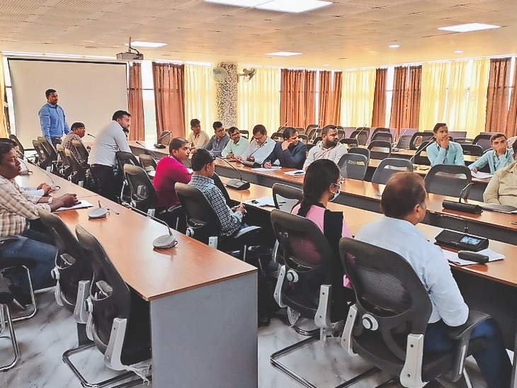कैम्पस अंबेसडर के प्रशिक्षण में शामिल अधिकारी व अन्य। - Dainik Bhaskar