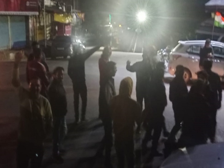 बेज में मुल्ख राजप्राज की दुकान से 14 लम्मा में हल्की प्लाट में काम करते हैं