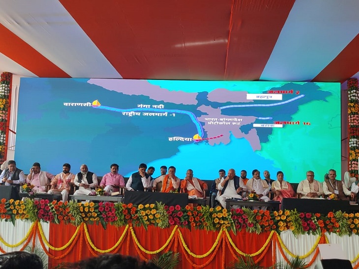 कार्यक्रम में मौजूद सीएम योगी आदित्यनाथ, केंद्र और प्रदेश सरकार के मंत्री और अन्य अतिथि।