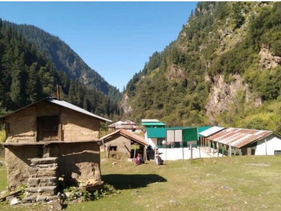बंजार का शाक्टी पॉलिंग स्टेशन।