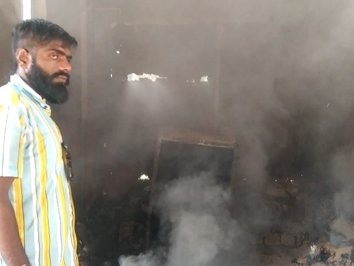 पीड़ित दुकानदार अनिल मांझी।