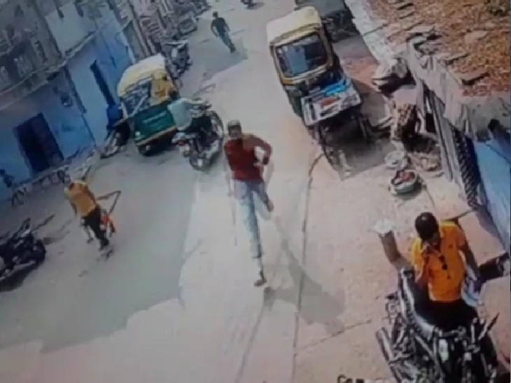 सीसीटीवी में पूरी वारदात रिकॉर्ड हो गई। फुटेज में आरोपी लोहे का सरिया लेकर संजय के पीछे भागता दिखा है।