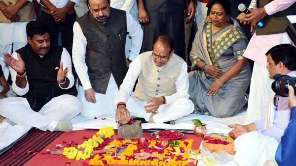 कोलार सिक्स लेन के भूमिपूजन कार्यक्रम में मंत्री भार्गव ने एक महीने में एमपी को गढ्ढा मुक्त करने का दावा किया था।