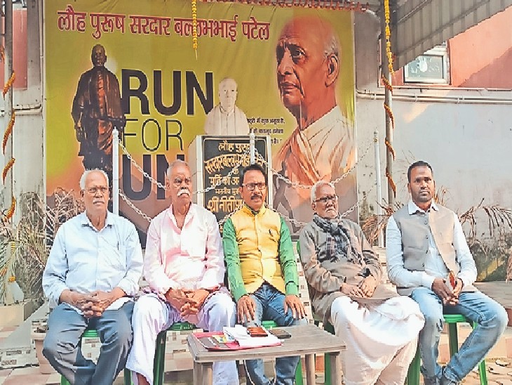 चुनाव समिति के पदाधिकारी। - Dainik Bhaskar