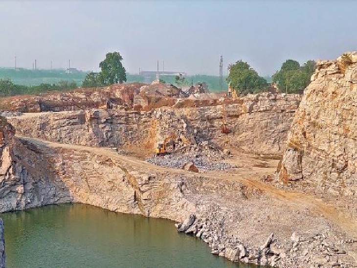 पिछले साल केस के बाद भी बेरमाद में खुलेआम चल रहा अवैध खनन।
