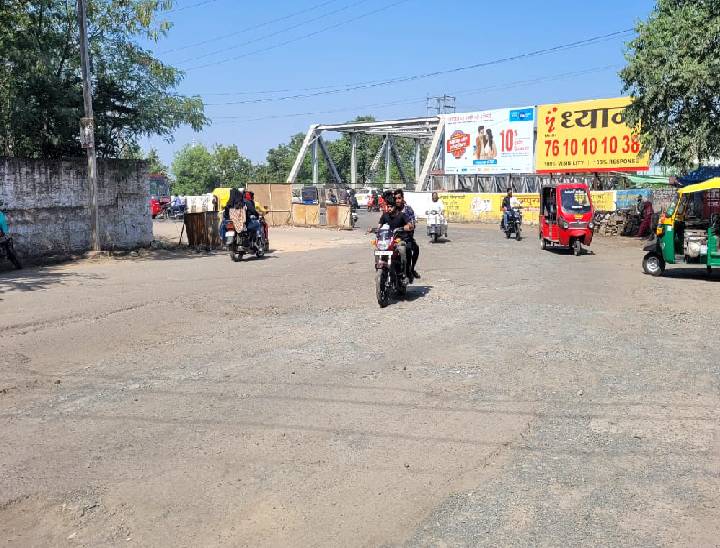 भोपाल के बोगदा पुल की सड़क काफी जर्जर है। इस रास्ते से प्रतिदिन लाखों लोग गुजरते हैं। खराब सड़कों से वाहनों को नुकसान हो रहा है। चालकों को शारीरिक समस्याएं होने लगी हैं।