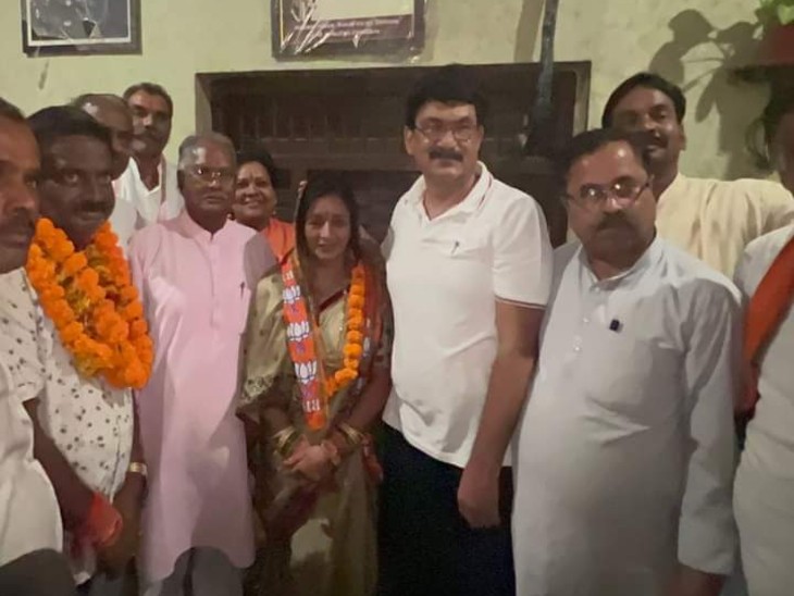 चुनाव जीतने के बाद पंचायत मंत्री ने सविता गुप्ता का स्वागत किया था।